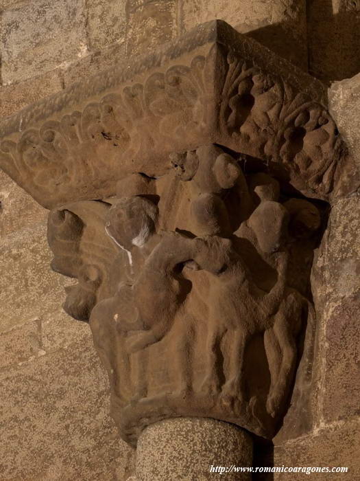 CAPITEL DE LA SALA OCULTA. PERSONAJES TRAS CABALLOS Y LEONES